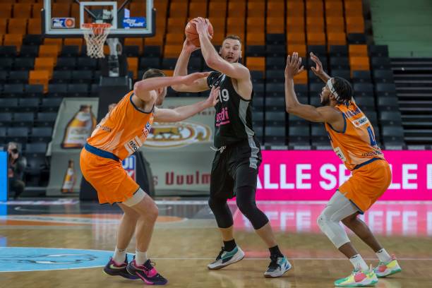 现了强劲的 现了强劲的